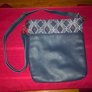 NEW Thirty-One blue crossbody bag, white & maroon scalloped pattern on back.